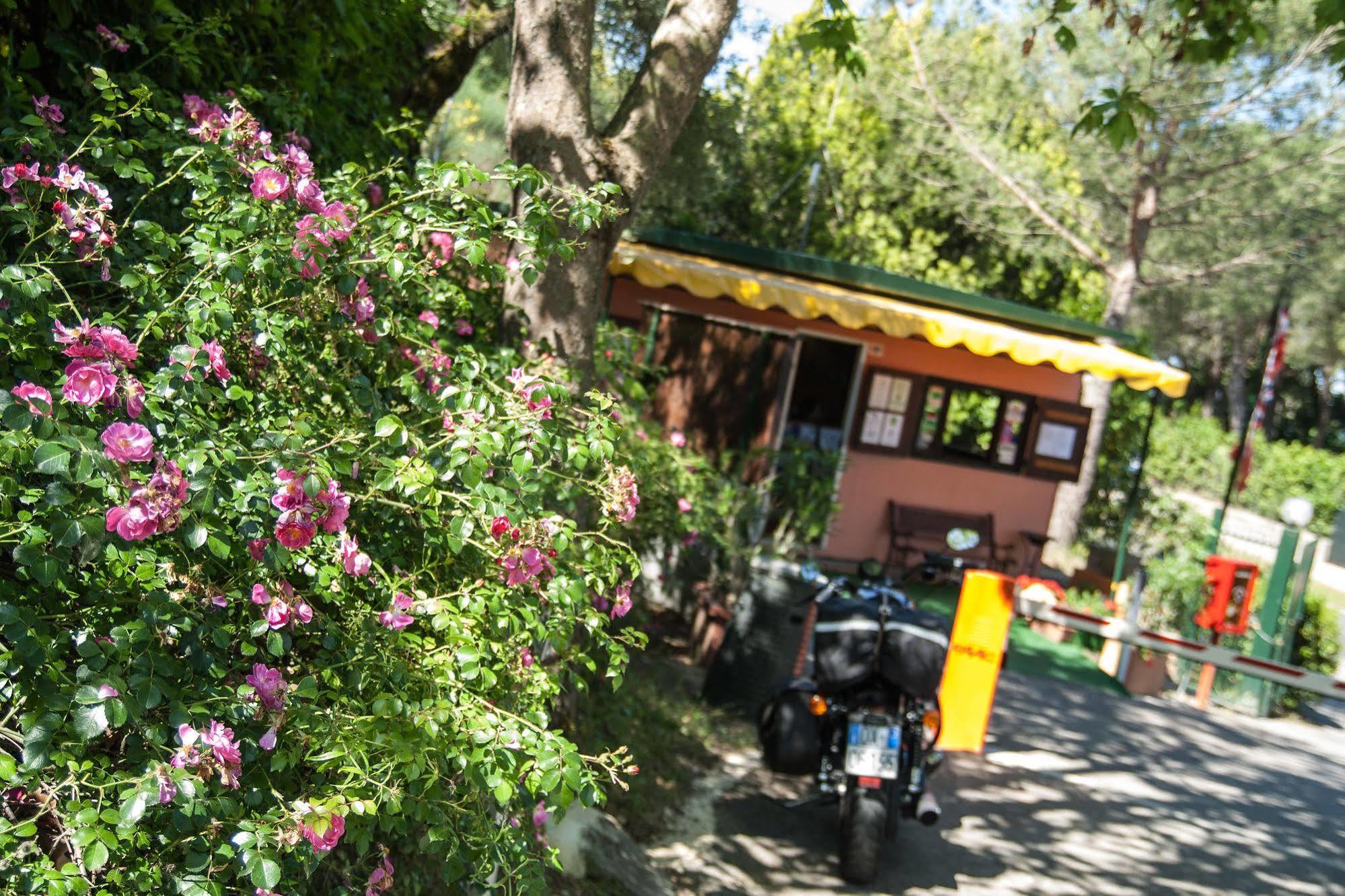 Cerquestra Camping Village Monte del Lago Exterior photo